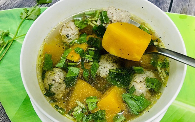 Ấm bụng canh bí đỏ thịt viên cho ngày trở gió