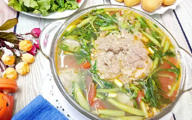 Trở về tuổi thơ với canh cua khoai sọ rau rút ngọt thơm, đậm đà