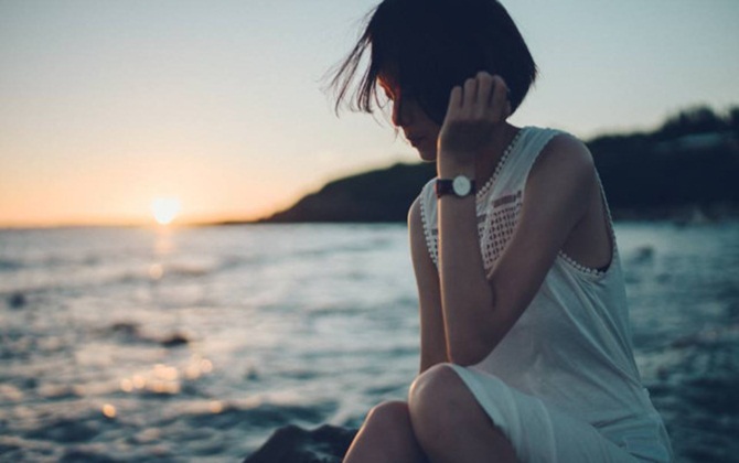 Em đang còn trẻ, cô gái à buồn ít thôi và hãy cười nhiều lên!