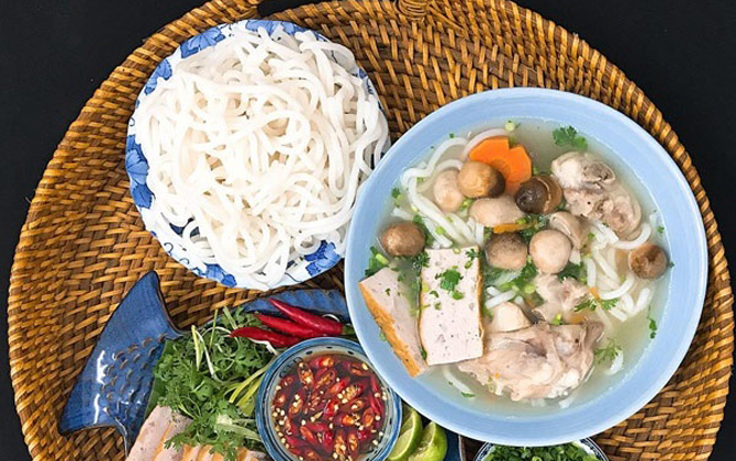 Ngày nghỉ làm bánh canh giò heo mềm thơm, hàng xóm cũng phải phát thèm