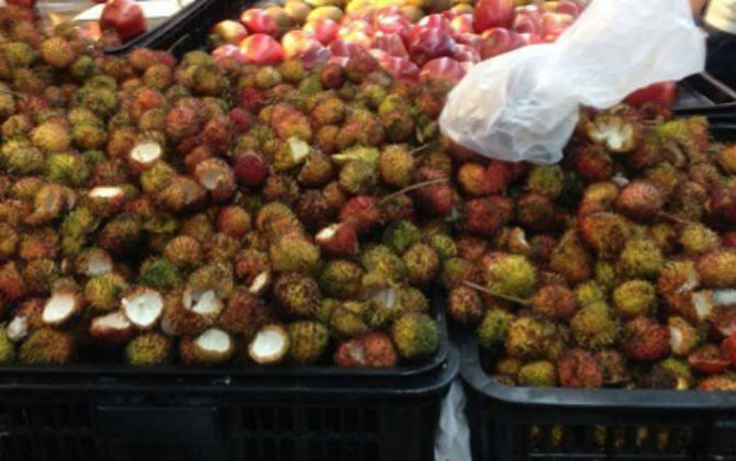 Cô gái "tố" loạt hành vi xấu của nhiều người đi siêu thị, khách hàng xem như ở nhà vô tư ăn, xả rác kinh hãi