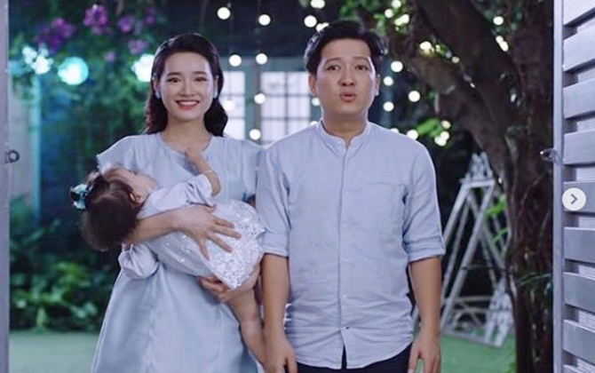 Nhã Phương khoe ảnh bụng trần 4 tháng sau sinh, dân mạng giật mình soi "bụng bà đẻ"