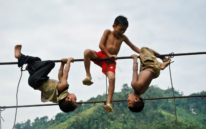 Nghỉ hè, phụ huynh lại “lo ngay ngáy” tai nạn "từ trên trời rơi xuống" khi trẻ quá hiếu động