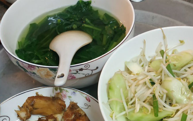 Ngạc nhiên mâm cơm 5.000 đồng, dân mạng chưa kịp tin thì chủ nhân đã tiết lộ sự thật hài hước đằng sau