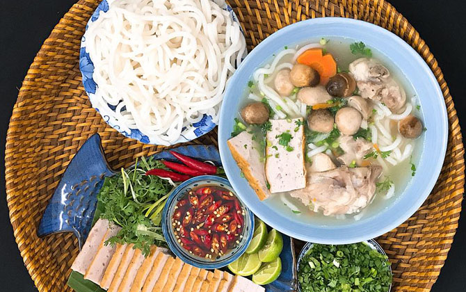 Bánh canh móng giò ngậy thơm ăn một lần là nhớ cả đời