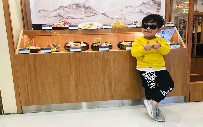 Bé trai 4 tuổi nấu ăn thoăn thoắt khiến bao mẹ bỉm sữa "đặt gạch" nhận làm con rể