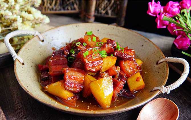 Ngậy ngậy thơm thơm món thịt heo kho tộ khiến cả nhà "vét thủng nổi"