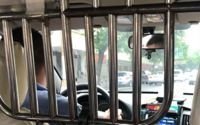 Bất ngờ với thứ được lắp trên taxi để tài xế ngăn kẻ xấu giở trò khi đi đêm