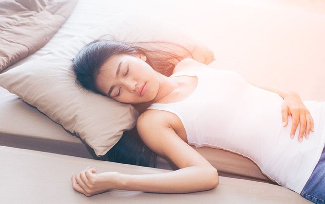 Không muốn mỗi năm tăng thêm 5,7kg bạn đừng có ngủ kiểu này
