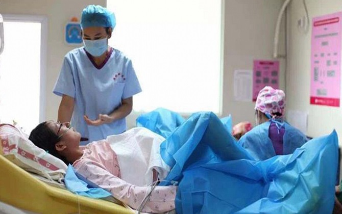 Tưởng vô sinh vì 16 năm không con, chồng vừa mất người phụ nữ 46 tuổi "đột nhiên" có bầu