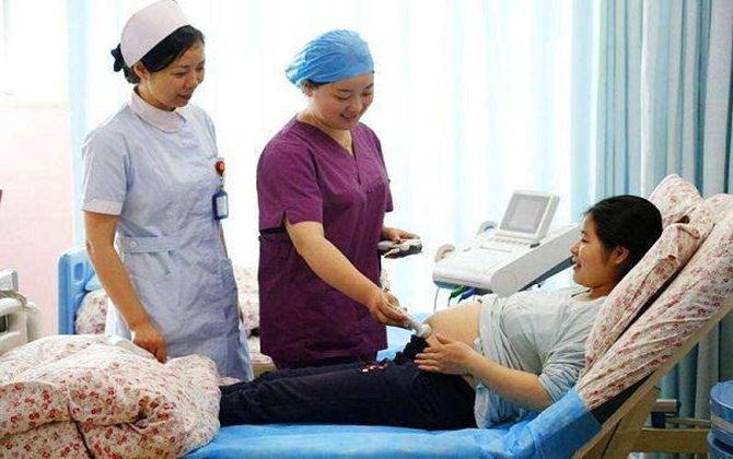 Chồng đưa vợ đi đẻ con đầu, bác sĩ nhìn “vùng kín” nói: Đây không phải đứa con đầu lòng