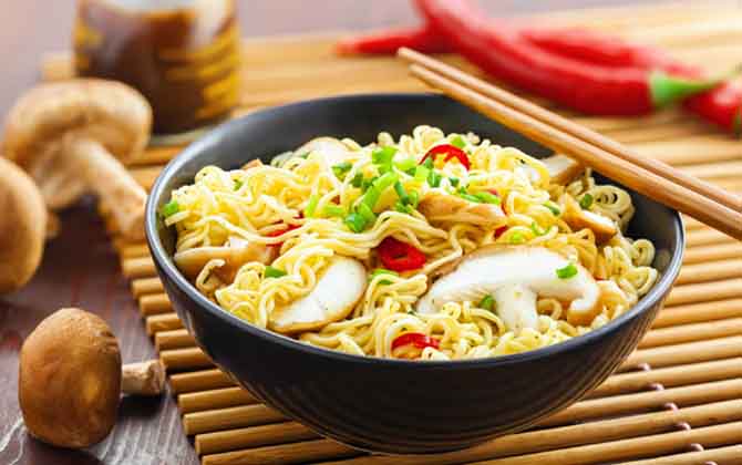 Làm mỳ tôm xào bị cứng, không ngon là vì bạn chưa biết mẹo này