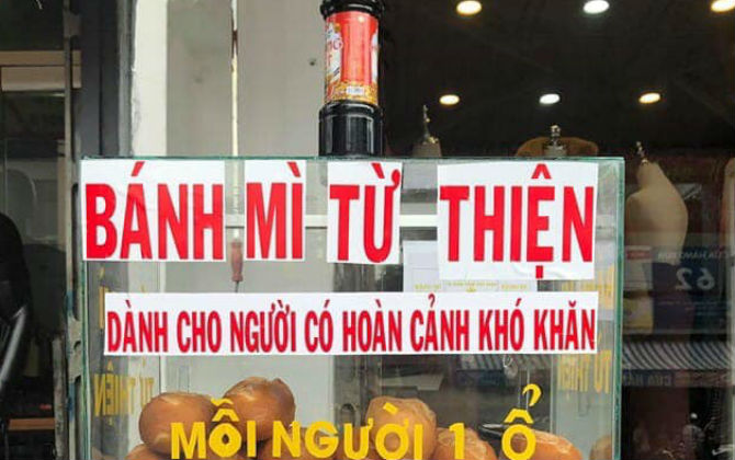 Ấm lòng nhìn tủ bánh mì miễn phí giúp người khó khăn bên đường, dân mạng khen chủ nhân có tâm hết lời