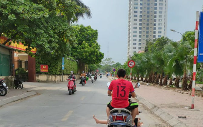 Hết hồn nhìn thứ người đàn ông đèo phía trước xe, ai cũng nghĩ có gì nghiêm trọng, nhìn kỹ mới thật sự bật cười ngao ngán