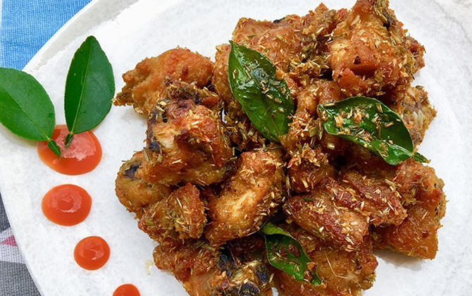 Gà chiên chanh sả giòn thơm nức mũi, bé chén hết cả đĩa