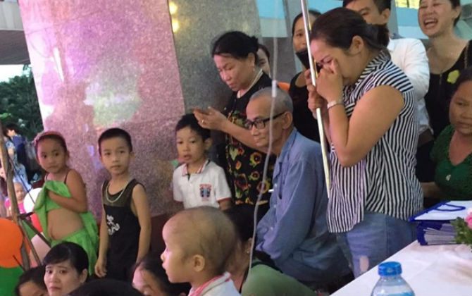 Câu chuyện xót xa đêm Trung thu của em bé mắc bệnh ung thư, đằng sau sự hồn nhiên của con là nước mắt khóc thầm của người mẹ