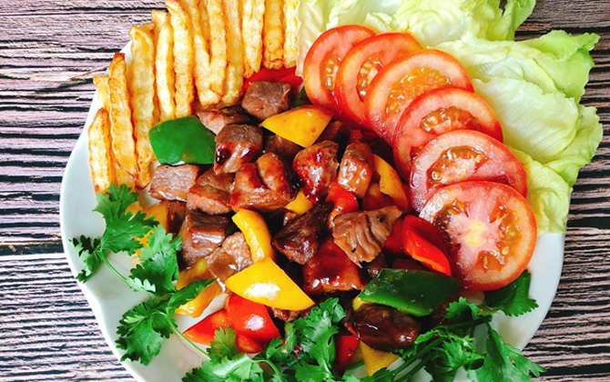 Cuối tuần làm bò xào lúc lắc nhanh gọn mà thơm ngon miễn chê