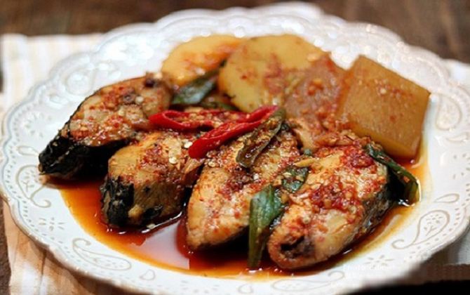 Cá kho nước dừa béo ngậy, ngọt thanh chồng con ăn sạch bách