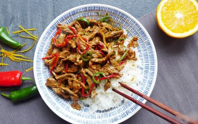 Bò xào sốt cam ngon lạ miệng lại đưa cơm cả nhà ai cũng thích mê