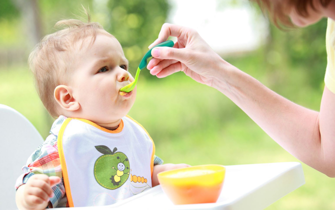 Đây chính là cách khiến cho trẻ "thèm ăn", cha mẹ không phải cầm bát đuổi theo con mỗi lần đến bữa