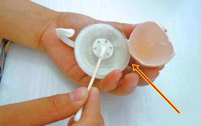 Móc dán tường suốt ngày bong tróc, làm theo cách này chắc như đinh