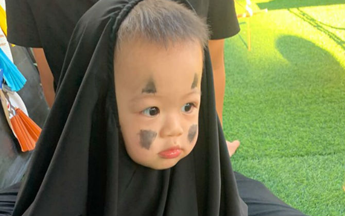 Bà mẹ hóa trang cho con kiểu Vô Diện mùa Halloween, không mới vẫn khiến dân mạng thích thú vì quá cute