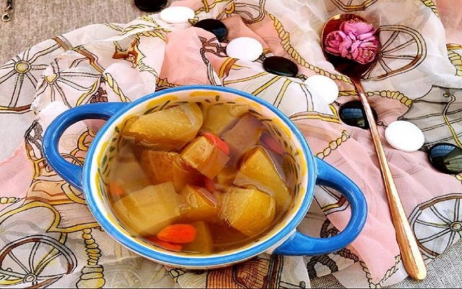 Mẹ nấu súp táo kỉ tử cho bé ngọt giọng những ngày sang đông