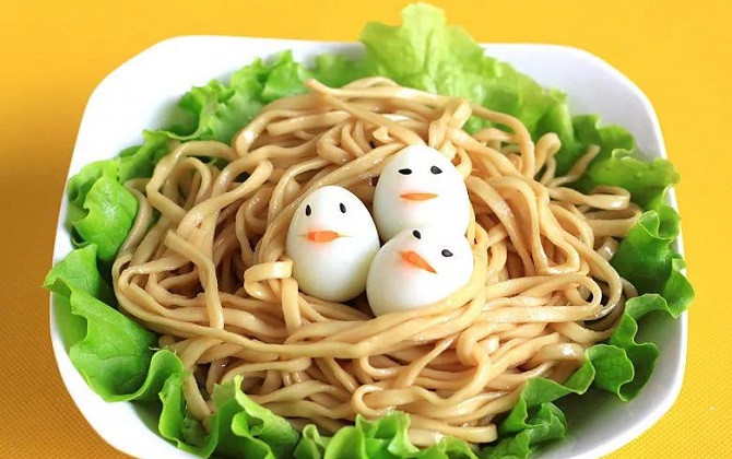 Mẹ đảm khéo tay làm mỳ tổ chim đẹp mắt, bé nhìn là muốn ăn ngay