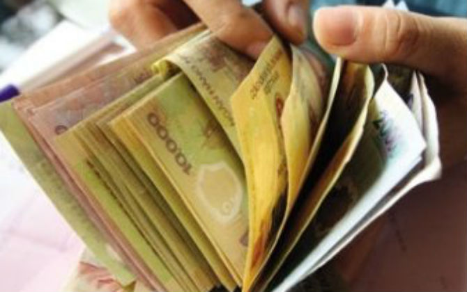 Chồng tháng nào cũng gửi tiền về cho bố mẹ, nuôi em, vợ muốn mua nhà vì đã 30 tuổi, dân mạng "phán" một câu khiến nàng dâu "câm nín"