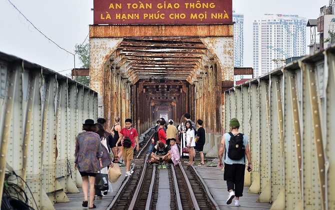 Báo Mỹ nhận định: Xóm cà phê đường tàu đóng cửa, cầu Long Biên có thể "thế chỗ"