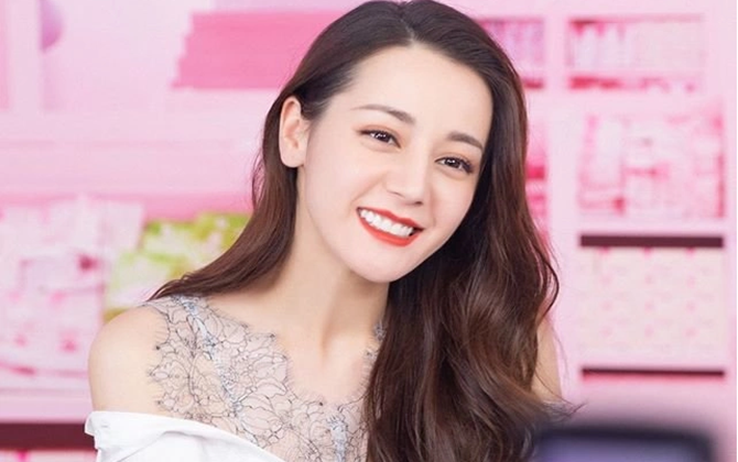 Địch Lệ Nhiệt Ba than thở tiếc thời gian 'chết' vì phải trang điểm quá lâu mỗi ngày