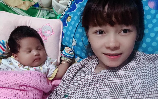 Bà mẹ bị bại liệt lưng tôm bất chấp tính mạng mong con chào đời khỏe mạnh và thành quả đẫm nước mắt