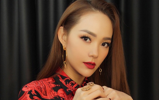 Kỳ Duyên, Hà Hồ photoshop quá tay vẫn chưa bằng sao nữ này khi uốn cong cả vòng ba