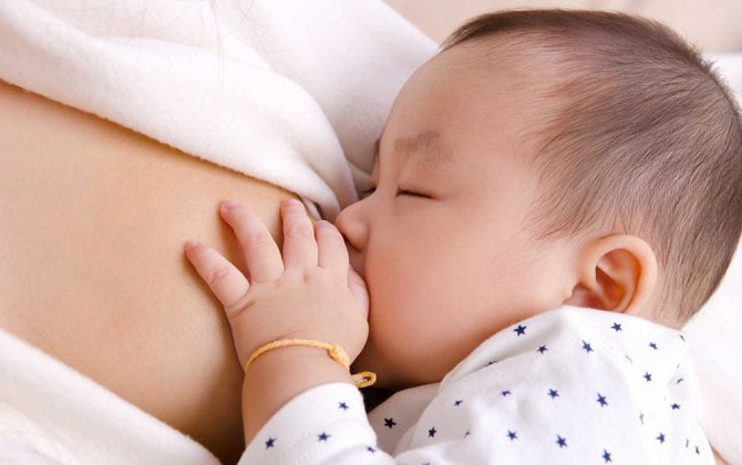 Mẹ thông minh đừng khóc ròng vì mọi người nói ngực bé không có sữa cho con bú