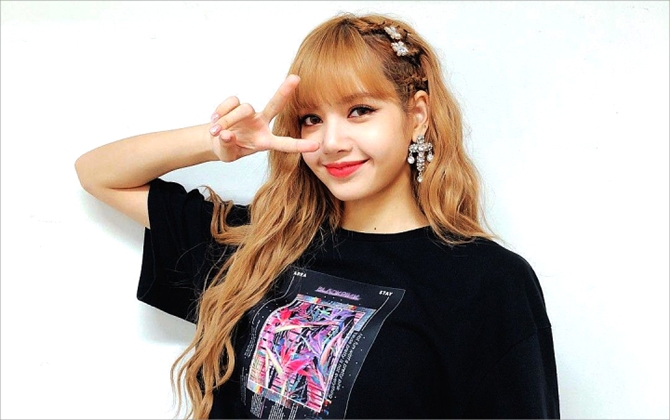 Mặt ngắn, trán dô, mũ to thô vậy mà Lisa (BlackPink) vẫn xinh đẹp đẳng cấp bất chấp mọi kiểu trang điểm trên đời