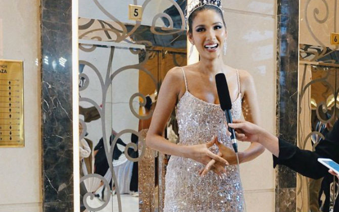 Hoàng Thùy hồn nhiên cho 'sờ thử' trước tin đồn nâng ngực, vô vàn bình luận khiếm nhã xin ngay địa chỉ