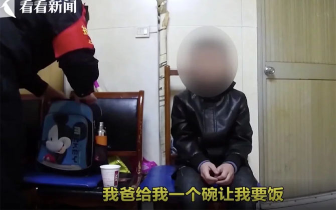 Không làm hết bài tập về nhà, cậu bé bị bố ép ra đường tàu ăn xin