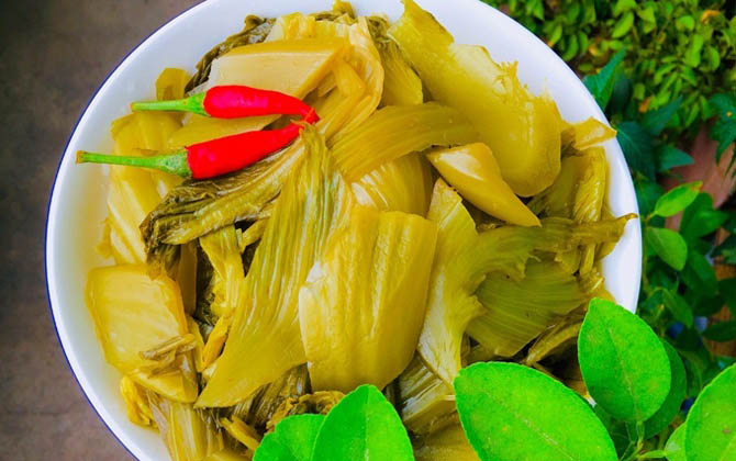Mẹo muối cải chua vàng ươm, giòn sần sật không phải ai cũng biết