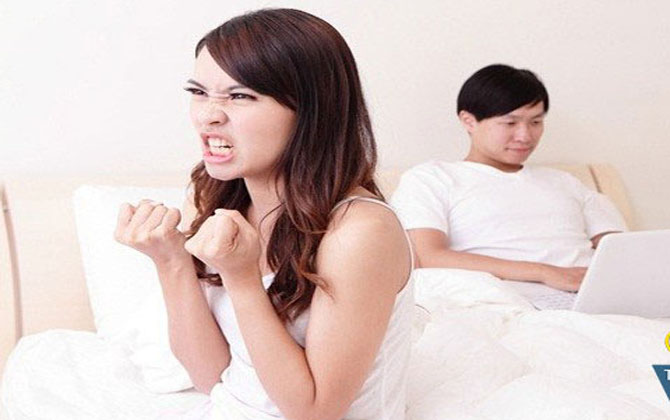 Tức điên khi chồng "cày" phim sex mỗi tối nhưng chuyện chăn gối lại tréo ngoe thế này