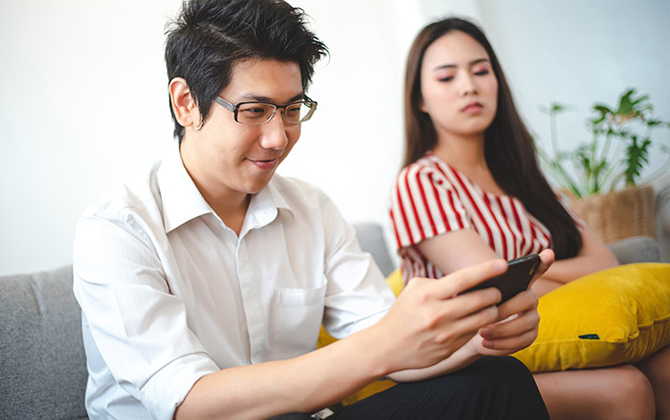 Gặp nhau mà chàng chỉ chăm chăm "ôm" điện thoại, nàng phải làm sao?