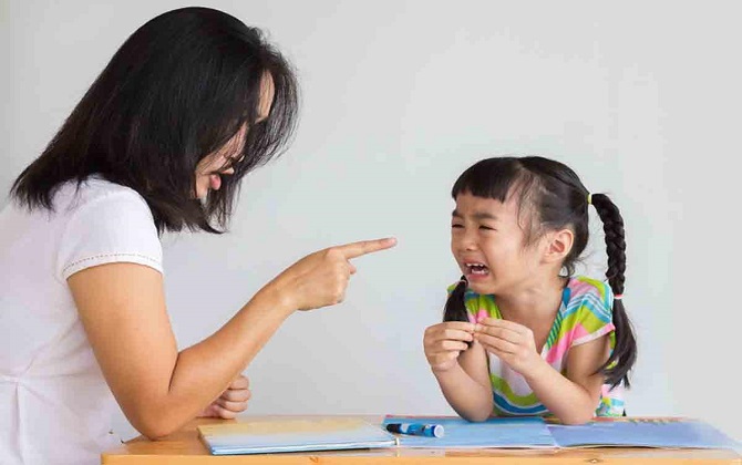 Hình mẫu người mẹ nhìn thì tưởng gương mẫu chuẩn mực, nhưng lại hủy hoại hoàn toàn tương lai con trẻ