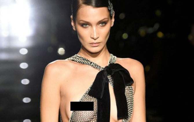 Bella Hadid mặc như không, lộ trọn vòng 1 khi catwalk