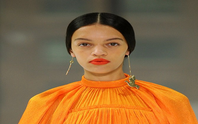 Dạo 1 vòng New York Fashion Week thu đông 2020 update ngay những kiểu tóc, lối trang điểm hot hit