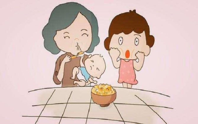 Mẹ chồng nhai cơm cho cháu ăn, con dâu khăng khăng nói KHÔNG và đưa ra 4 lý do cực kỳ thuyết phục