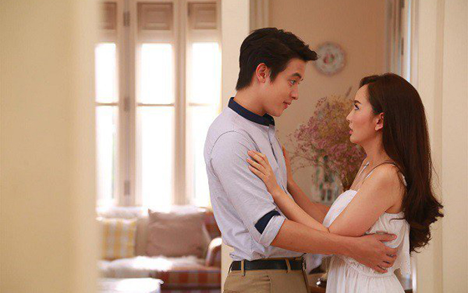 Sau đêm mưa ướt át, nữ trưởng phòng rơi vào vòng tay ma mị của phi công trẻ làm bảo vệ