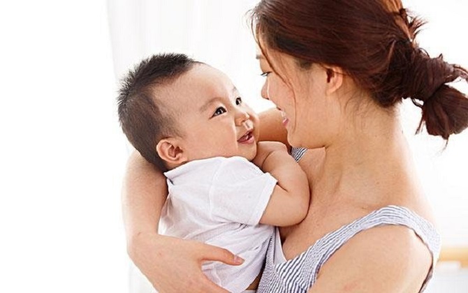 Cha mẹ thường xuyên ôm trẻ giúp bé lớn lên tự tin, thông minh dễ thành đạt