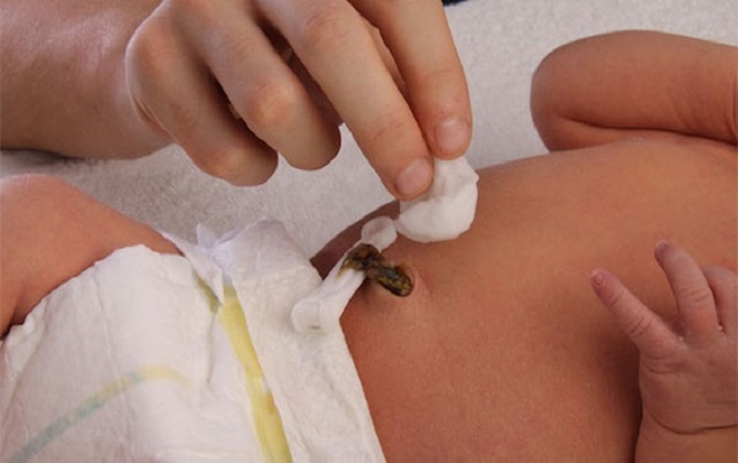 Khi trẻ chưa hết cữ, có 3 việc bố mẹ không được làm, bằng không sẽ gây hại cho sức khỏe của con