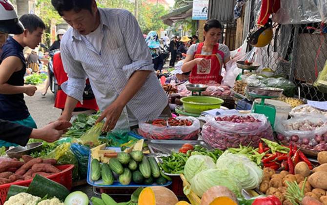 Bố đưa cho 50.000 đồng nói mua thức ăn tối nay với ngày mai, cô gái "cầu cứu" dân mạng và những gợi ý "cực mặn"