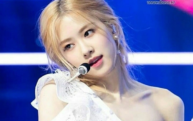 Rosé (Blackpink) và những lần đẹp 'nức nở' trong trang phục màu trắng