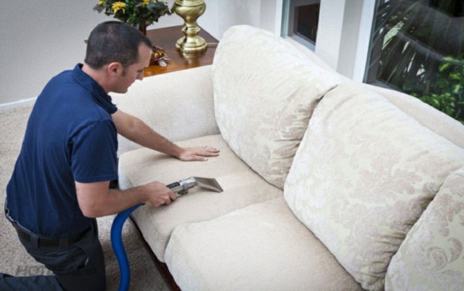 5 mẹo 'vàng' giúp bạn vệ sinh sofa y như mới